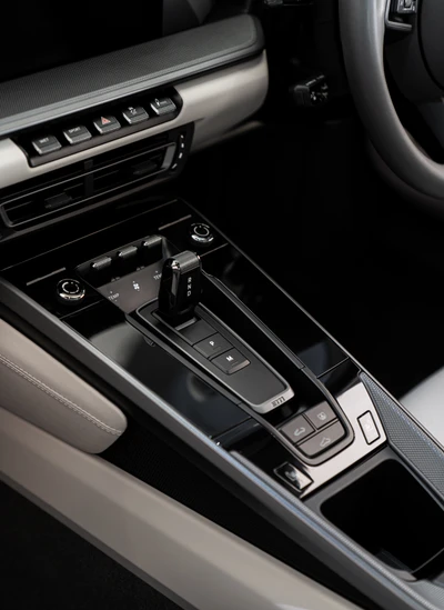 Design de interiores de carros de luxo: volante e console central da Audi e BMW