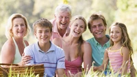 Fröhliches Familientreffen im Sommer-Sonnenlicht