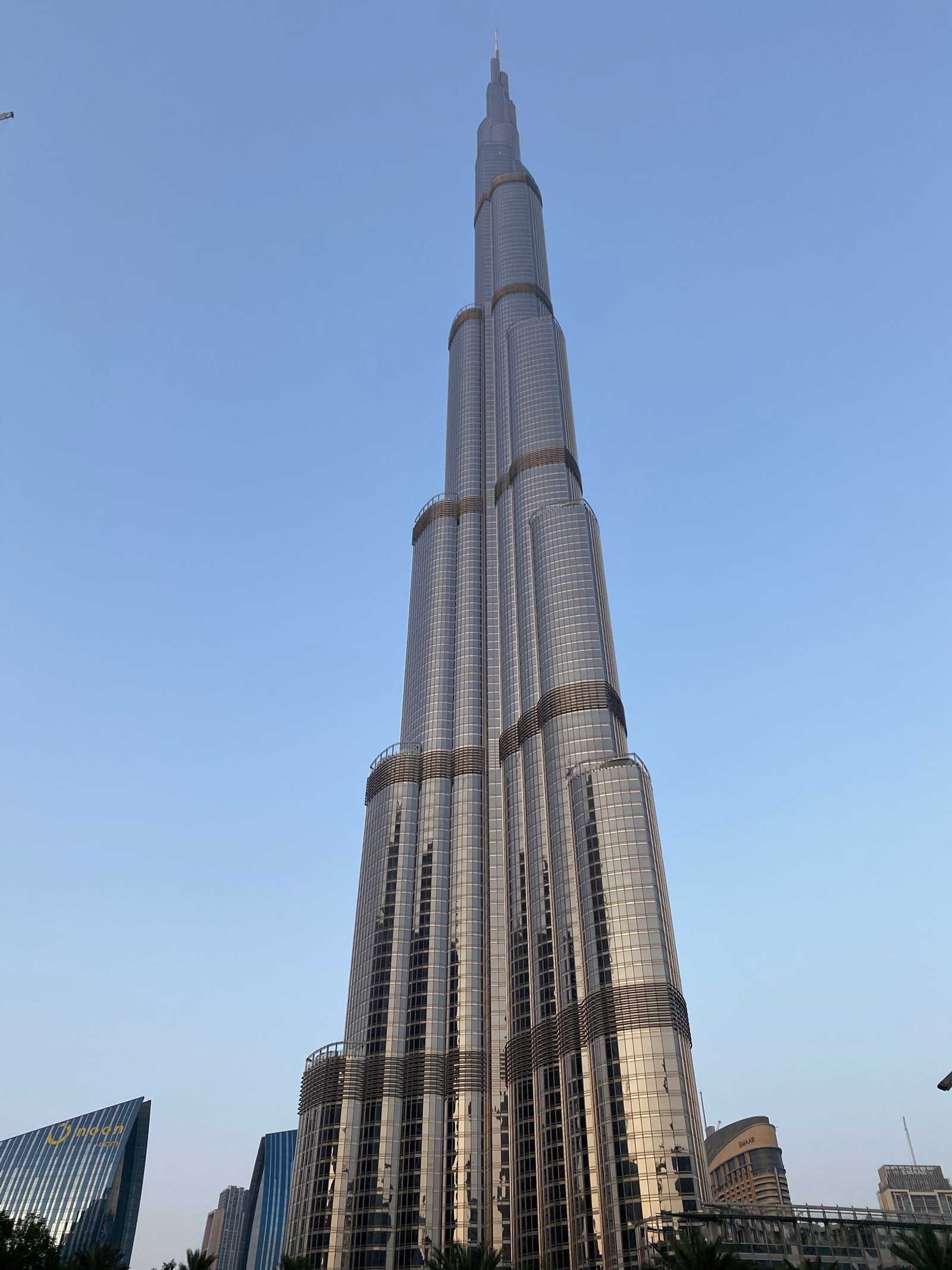 Architektur eines hohen gebäudes mit einer uhr oben (dubai, burj khalifa, wolkenkratzer, nationale historische stätte, natur)