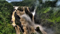 Cascata majestosa jorrando através da vegetação exuberante