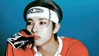 Renjun de NCT Dream: Elegante y Reflexivo en un Atrevido Conjunto Rojo