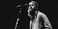 Kurt Cobain actuando en vivo: Un tributo en blanco y negro al impacto de Nirvana en la música.