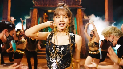 Lisa de BLACKPINK se produisant énergiquement au milieu de danseurs dans une scène de clip musical vibrante.