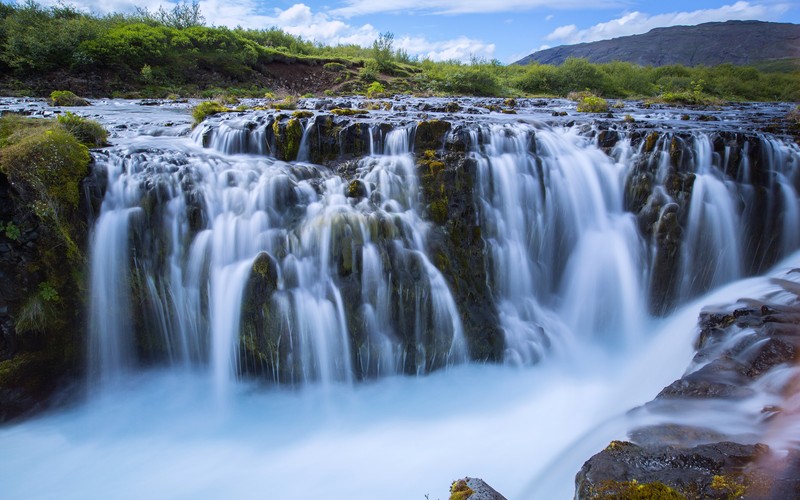 Близкий план водопада на фоне неба (водопад, водоем, водные ресурсы, природа, вода)