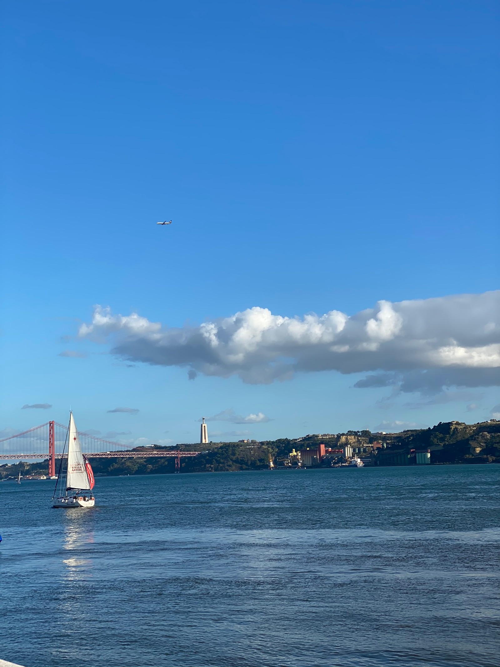 Há dois barcos que estão na água (água, embarcação, nuvem, vela, via navegável)