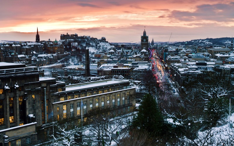 Размытый вид на город с часовой башней и снежным небом (эдинбург, edinburgh, городской пейзаж, городская территория, город)