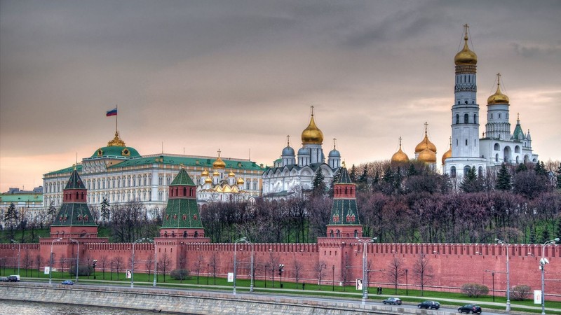 Здания на берегу реки с мостом перед ними (московский кремль, красная площадь, достопримечательность, здание, город)