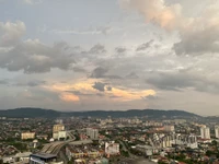 Paisaje urbano bajo cielos nublados en un vecindario suburbano