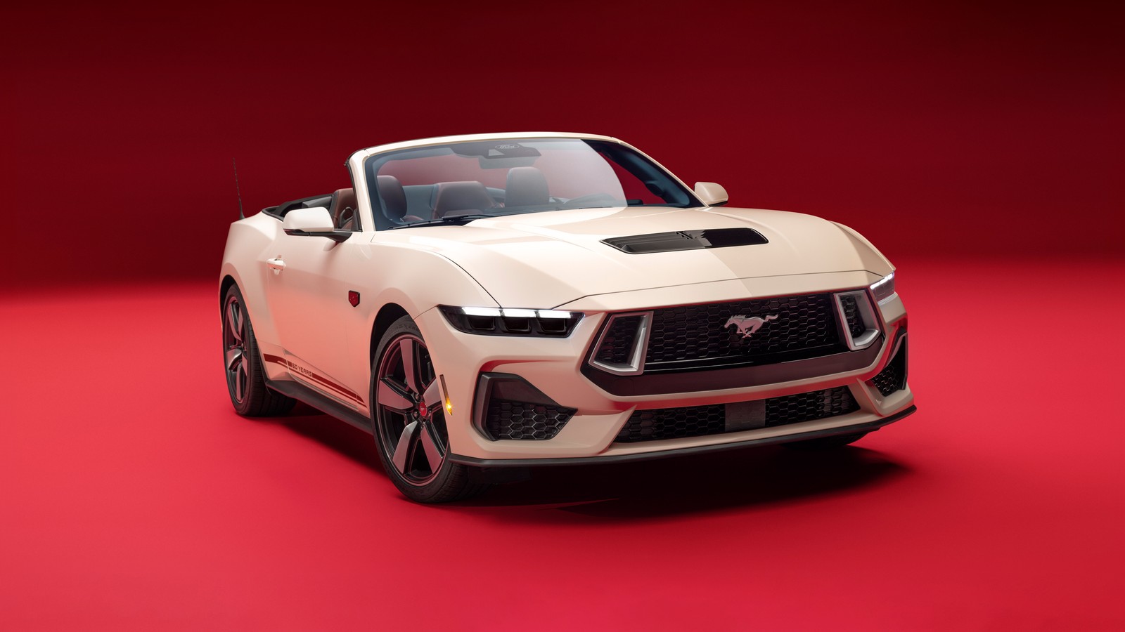 Une voiture mustang convertible blanche sur un fond rouge (ford mustang gt cabriolet, ford mustang gt convertible, édition anniversaire, 2025, 5k)