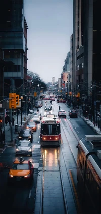 Escena de calle en Toronto con coches y tranvía en un día lluvioso