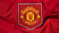 Logo de Manchester United sobre fondo rojo - Fondo de pantalla deportivo 5K