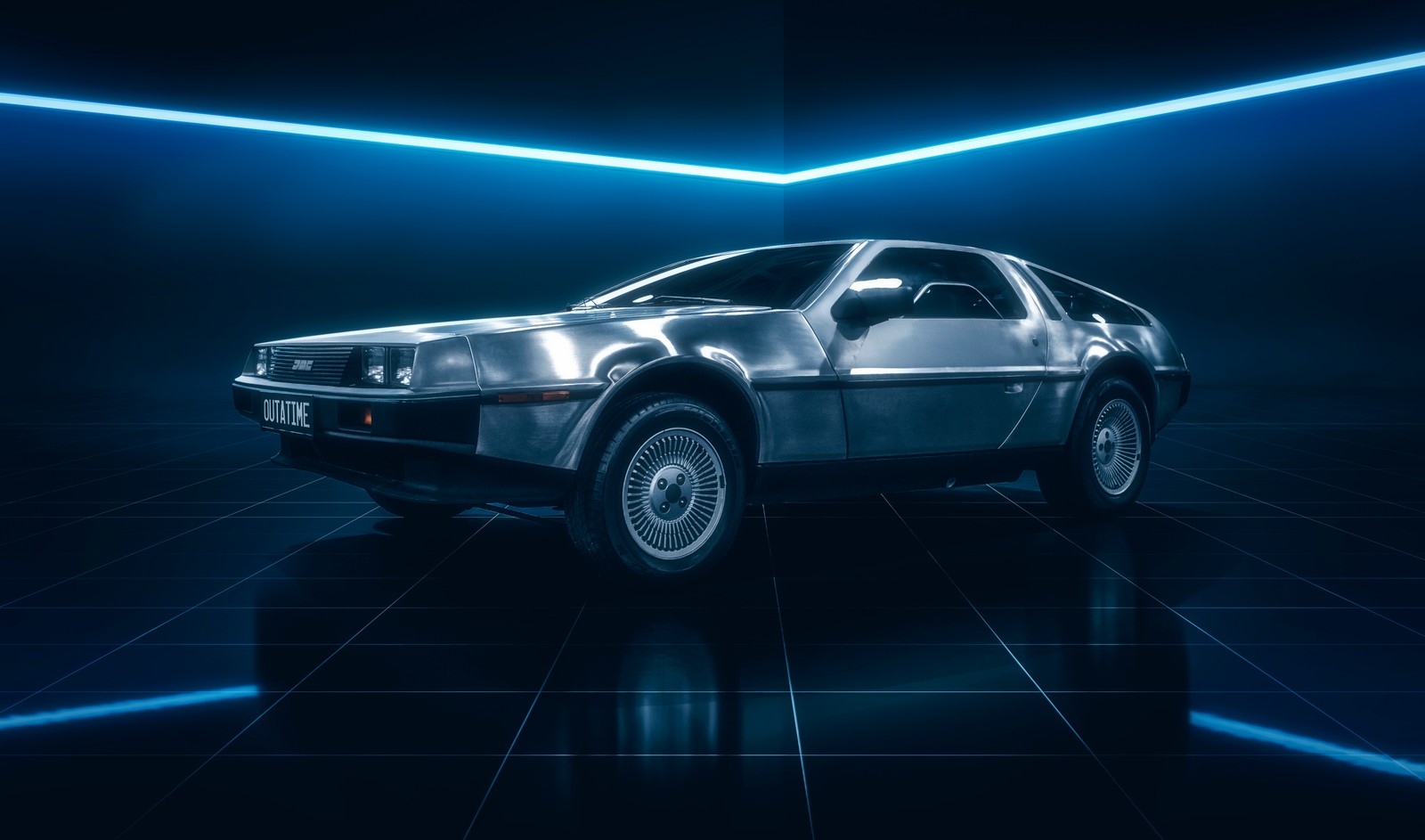 Un coche delorean en una habitación oscura con luces de neón (regreso al futuro, back to the future, delorean, coche, golpe)