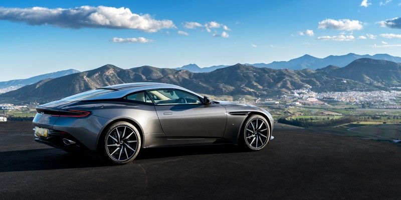 Астон вантедж - это элегантный, современный спортивный автомобиль (aston martin, машина, спортивный автомобиль, aston martin vanquish, переворот)