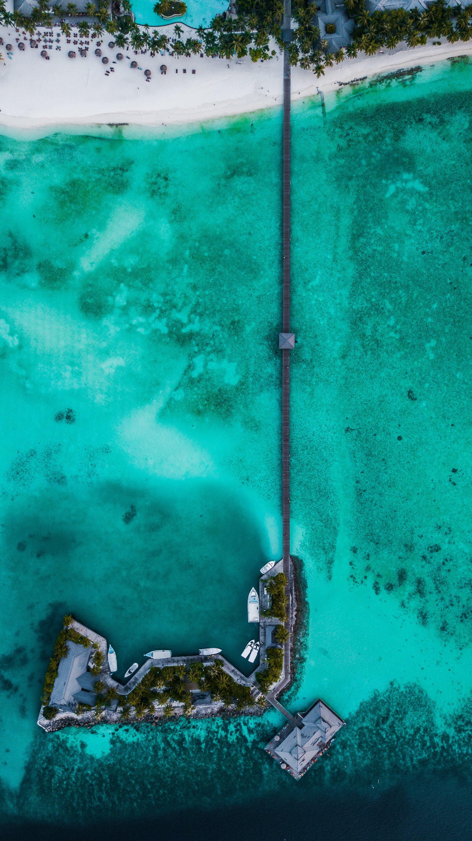 Vista aérea de um píer e uma praia com um barco na água. (aqua, mar, turquesa, ilha, praia)