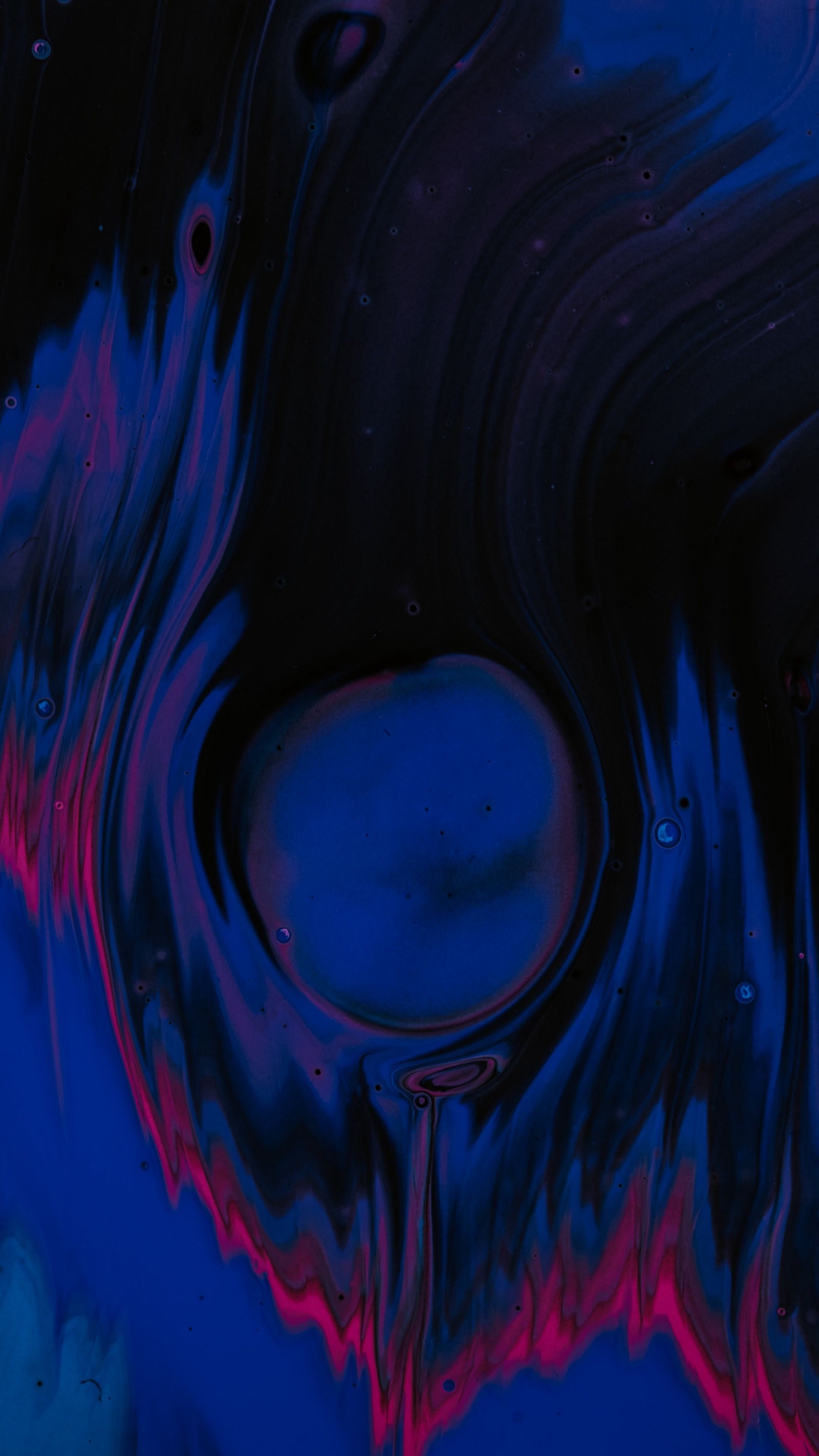 A close up of a blue and pink liquid swirl with a black background (electric blue, liquid, azure, art paint, fluid)