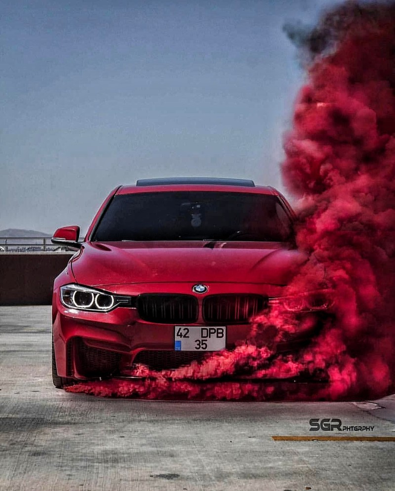 Красный дым вырывается из bmw (вождение, скорость)