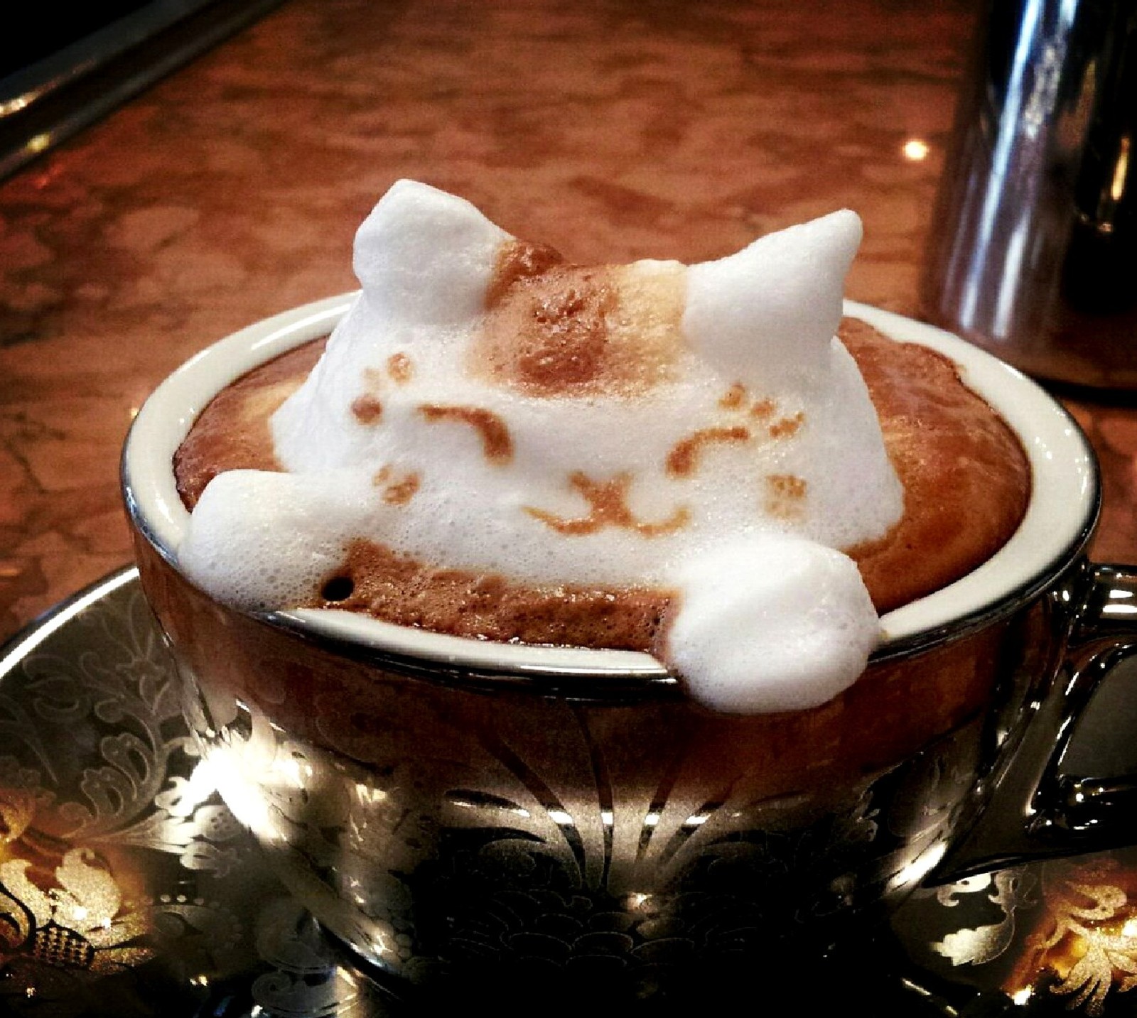 Il y a une tasse de café avec un chat dessus (chat)