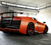 Lamborghini orange élégant avec un design audacieux dans un cadre industriel