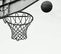 Tir de basket-ball en noir et blanc : Un moment de plaisir dans le sport