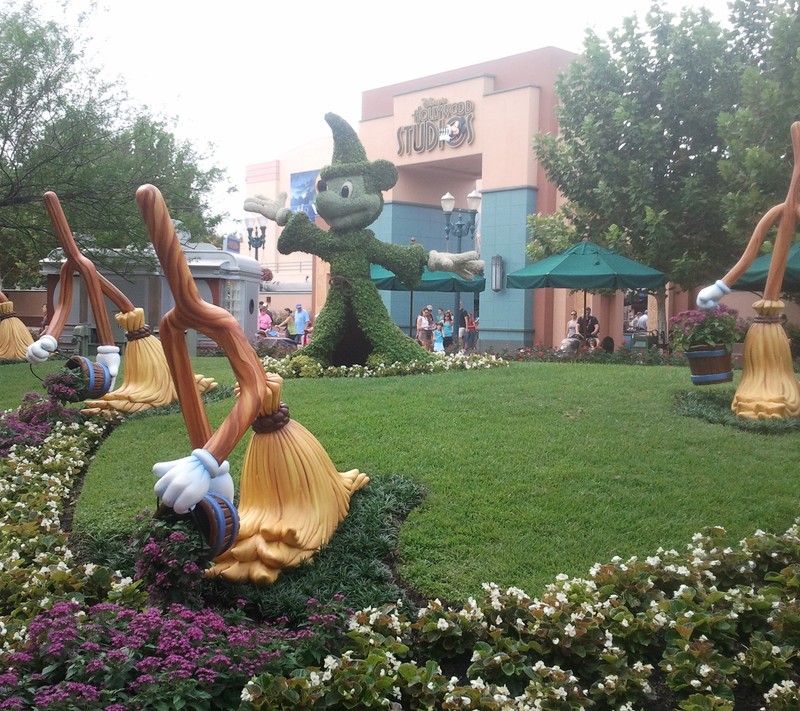 Il y a beaucoup de statues de personnages dans le parc avec des fleurs (apprentice, disney, mickey)