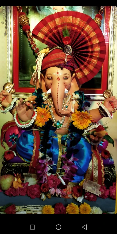 Ídolo vibrante de Ganesh con ofrendas florales - Celebraciones 2019