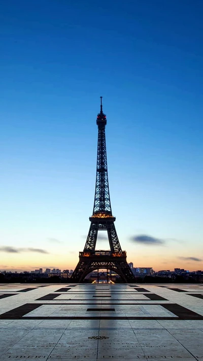 Torre Eiffel ao pôr do sol: Uma paisagem parisiense romântica