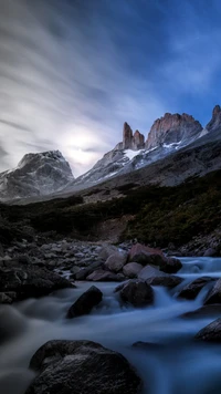 Nascer da lua sobre uma paisagem montanhosa serena