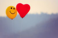 Corazón Alegre: Un Globo Sonriente Amarillo y un Globo Corazón Rojo