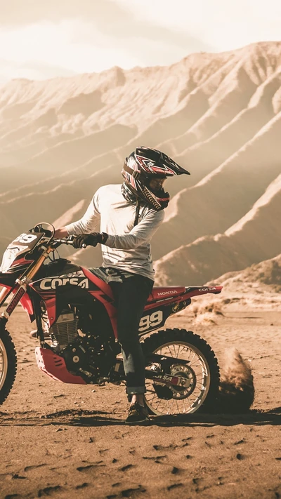 Piloto de enduro en un paisaje desértico montañoso