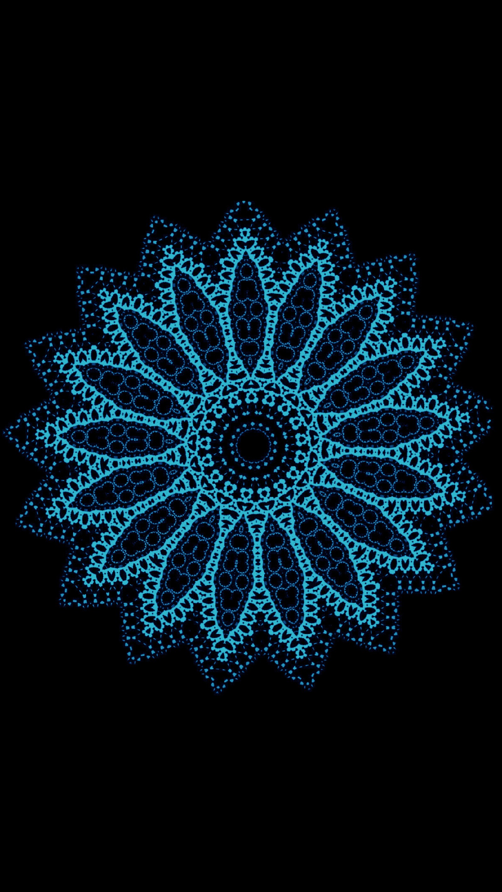 Gros plan d'une fleur bleue sur fond noir (abstrait, noir, bleu, fleur, mandala)