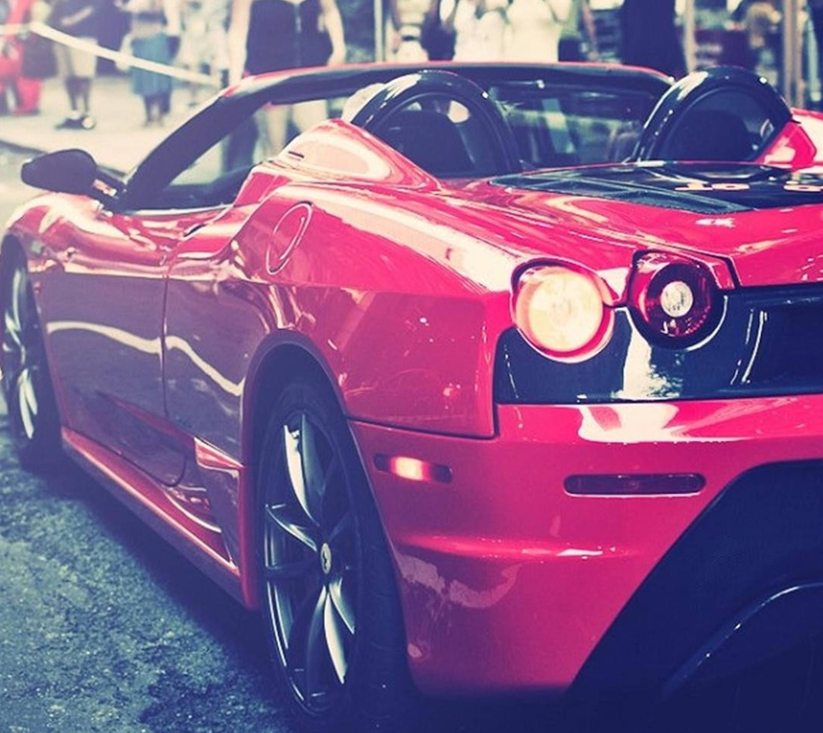 Um close de um carro esportivo vermelho estacionado na rua (carro, logotipo)