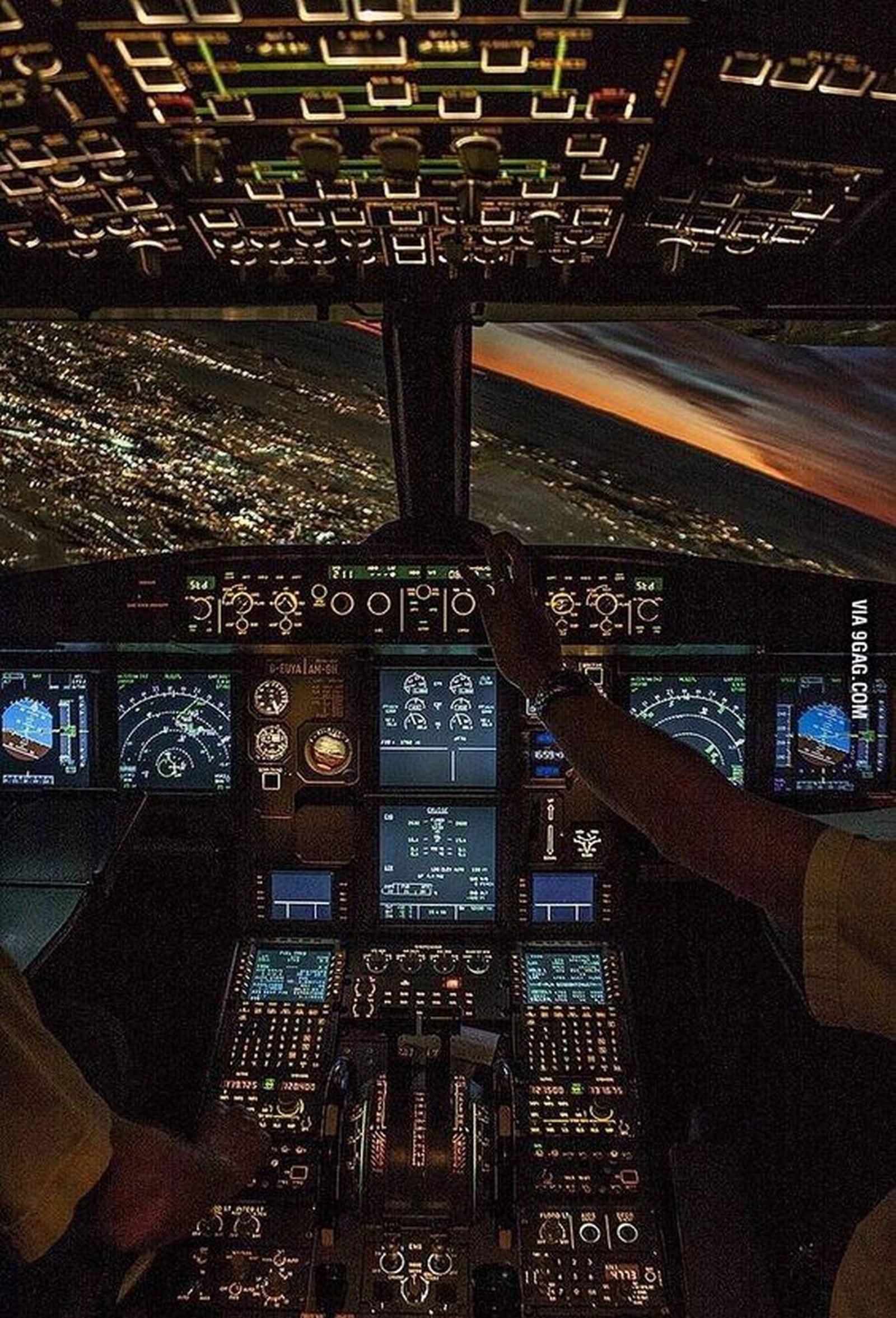 Vue aérienne d'un cockpit avec vue sur les lumières de la ville (avion, bit, ville, ordinateur, ordinateurs)