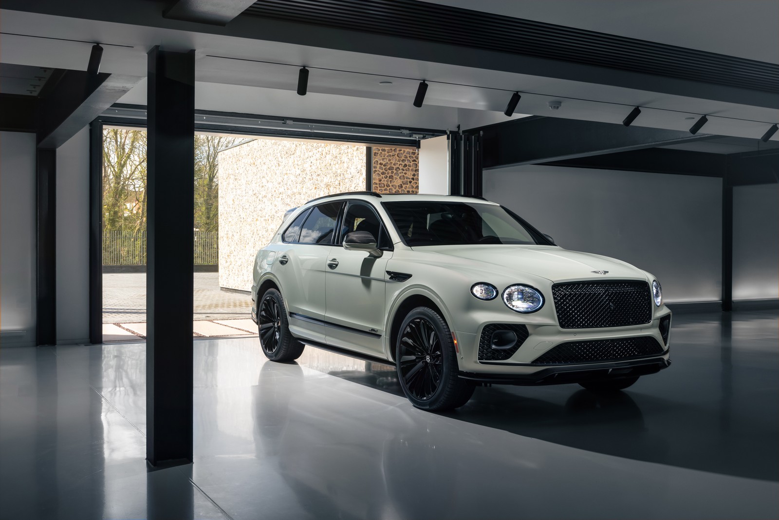 Um suv bentley branco estacionado em uma garagem com um telhado preto (bentley bentayga speed, 2023, 5k, carros, papel de parede 4k)