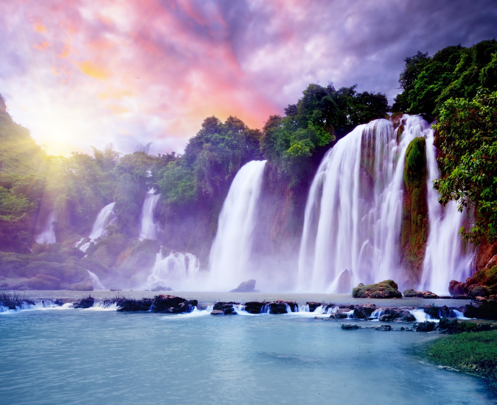 Cachoeira na selva com um lindo céu ao pôr do sol (cachoeira, corpo de água, natureza, recursos hídricos, água)