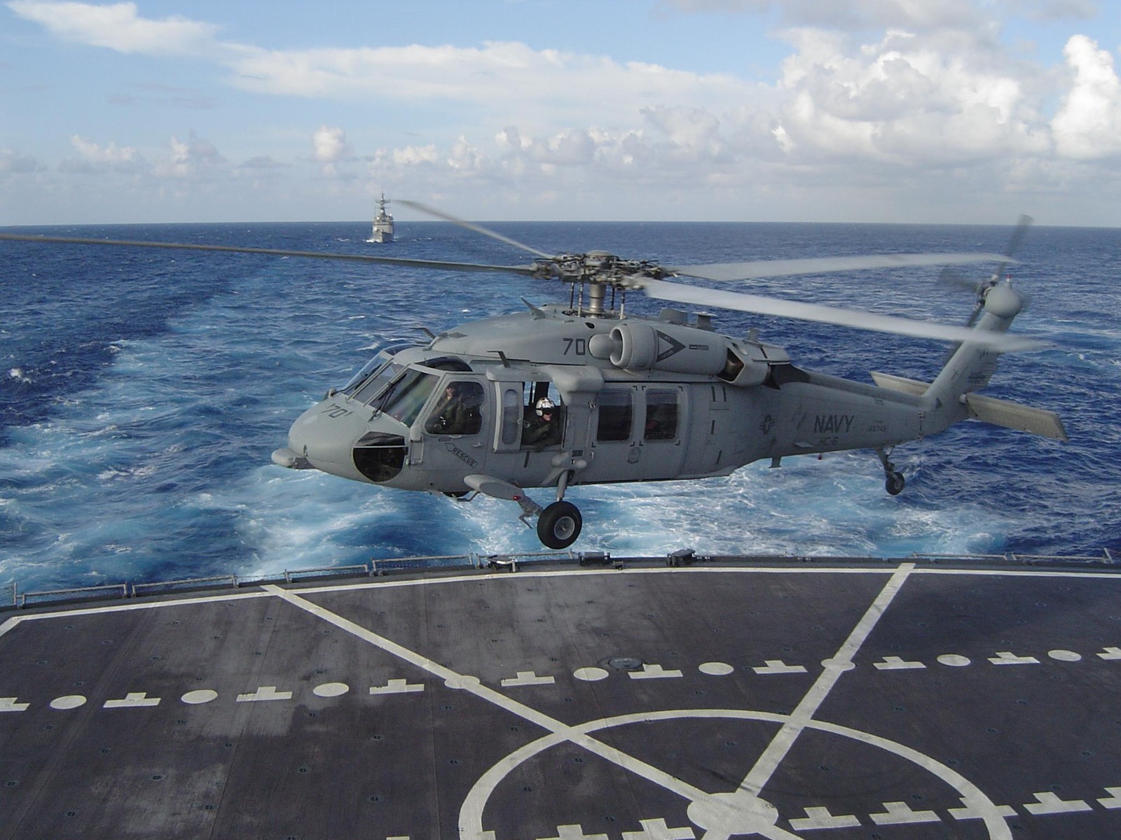 Un hélicoptère arabe sur le pont d'un navire survolant l'océan. (hélicoptère, avions sikorsky, aéronef, avion militaire, aéronef à rotor)