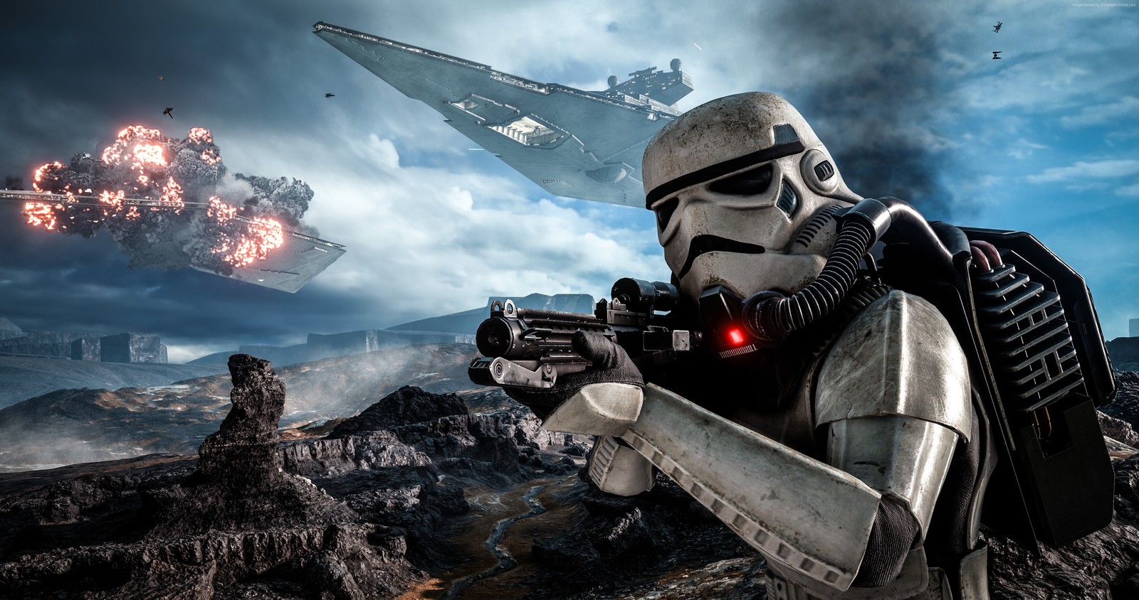 Un soldado de asalto sostiene un arma frente a una nave espacial (star wars battlefront, star wars battlefront ii, tropas de asalto, star wars, pc game)