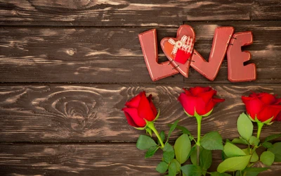 Rosas vermelhas e amor em fundo de madeira