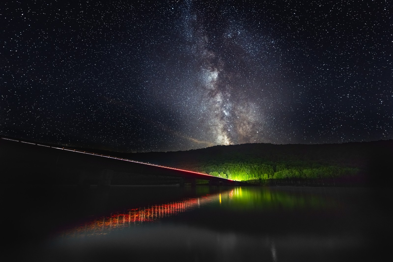 Uma longa exposição da via láctea sobre um lago (via láctea, estrela, galáxia, astronomia, verde)