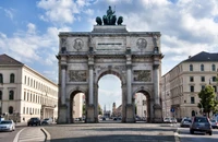 Monumento em arco clássico em um ambiente metropolitano