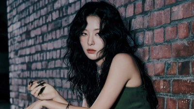 Seulgi do GOT the Beat, exalando carisma contra um fundo de tijolos texturizados.