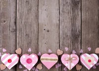 Decoración del Día de San Valentín con corazón: cajas rosas y fondo de madera