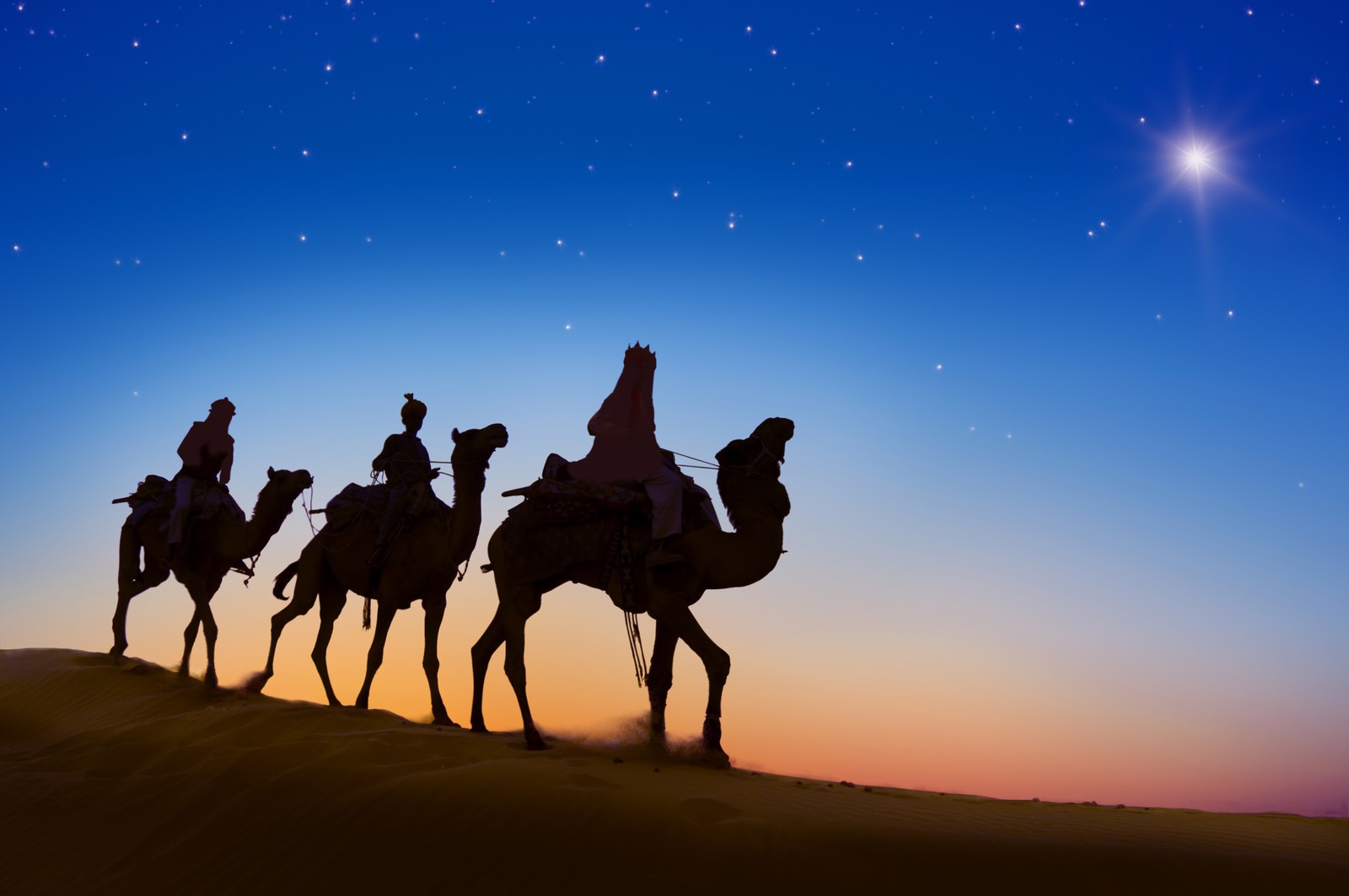 Três pessoas montando camelos no deserto à noite (dia de natal, camelo, camelo árabe, deserto, ambiente natural)