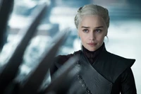 Daenerys Targaryen olha pensativa para o Trono de Ferro, incorporando elegância e força em um traje preto elegante com cabelos loiros intrincadamente estilizados.