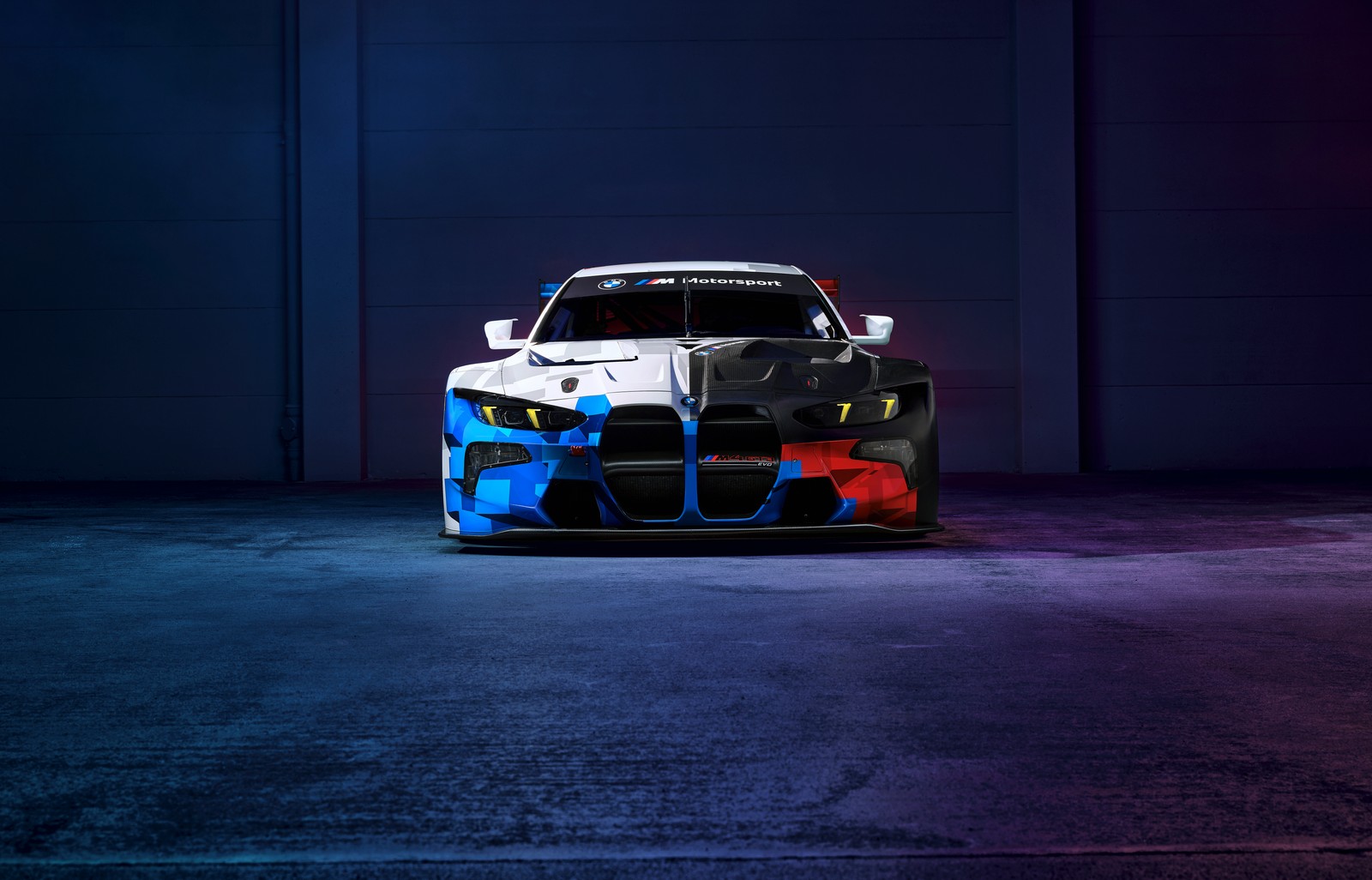 Gros plan d'une voiture bmw avec une peinture bleue et rouge (bmw m4 gt3 evo, 2024, 5k, bmw m motorsport, 8k)