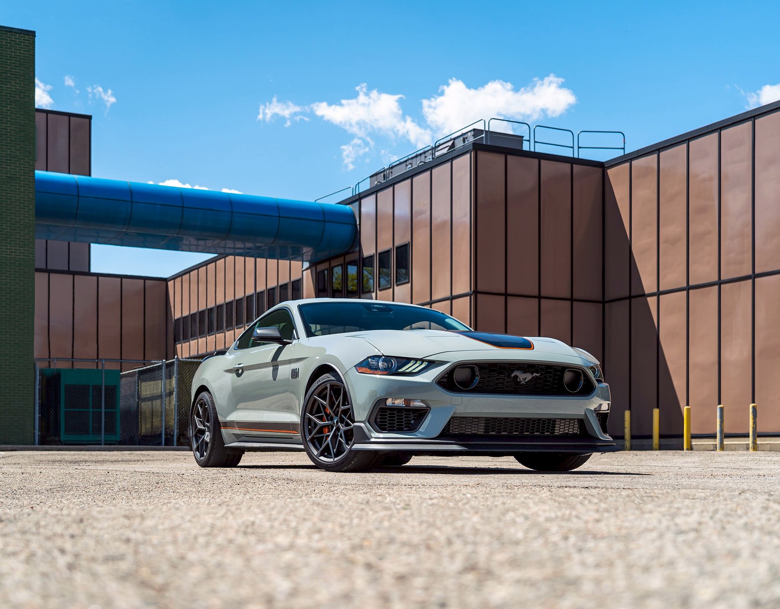 Белый мустанг припаркован перед зданием (форд мустанг мач 1, ford mustang mach 1, 2021, упаковка, машины)