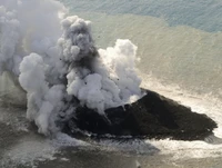 Erupção de vulcão submarino criando uma nova ilha com formação de domo de lava