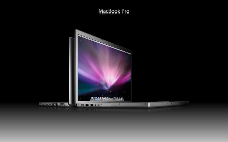 Крупный план ноутбука на столе с черным фоном (macbook, технология, электроника, мультимедиа, электронное устройство)