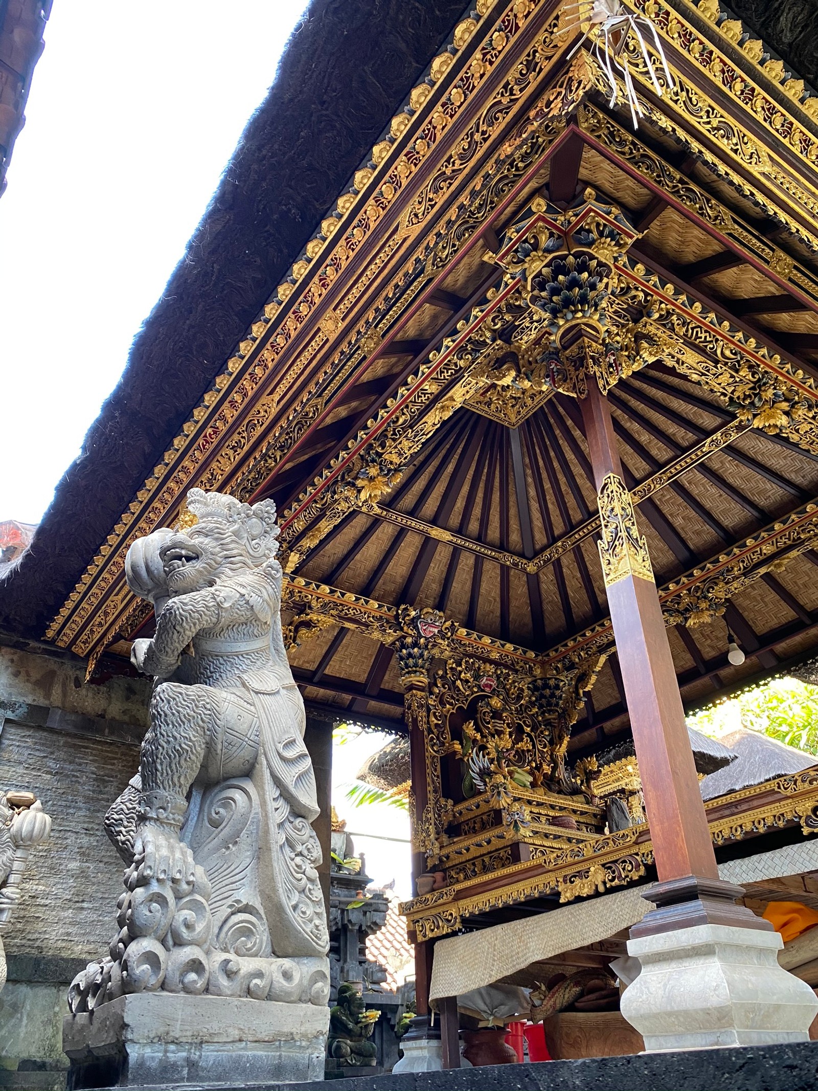 Eine löwenskulptur vor einem gebäude (wahrzeichen, statue, steinschnitzerei, sehenswürdigkeit, chinesische architektur)