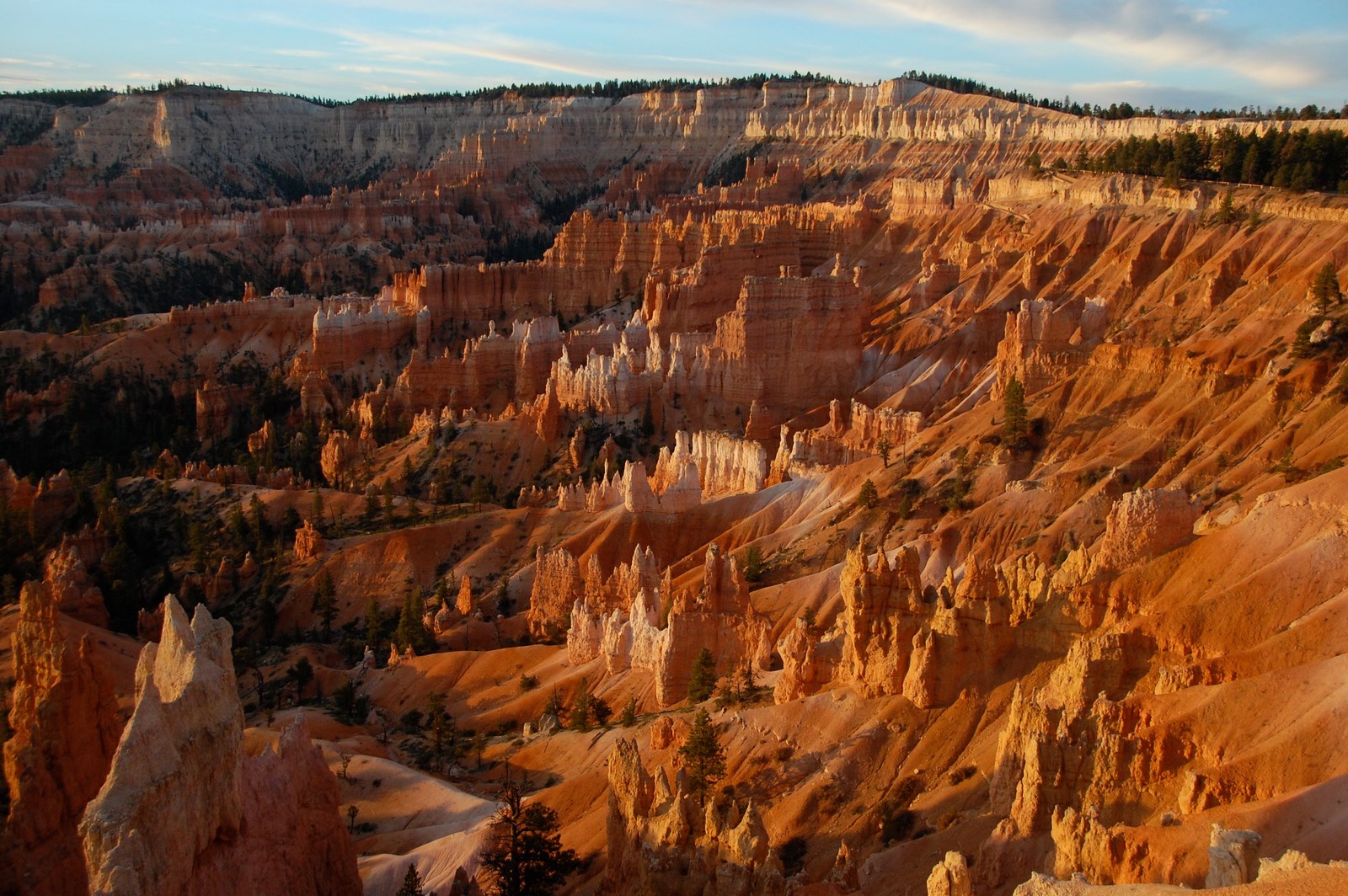 Canyon de bryce dans le parc national de bryce, utah (parc national de bryce canyon, parc national, parc, badlands, formation)