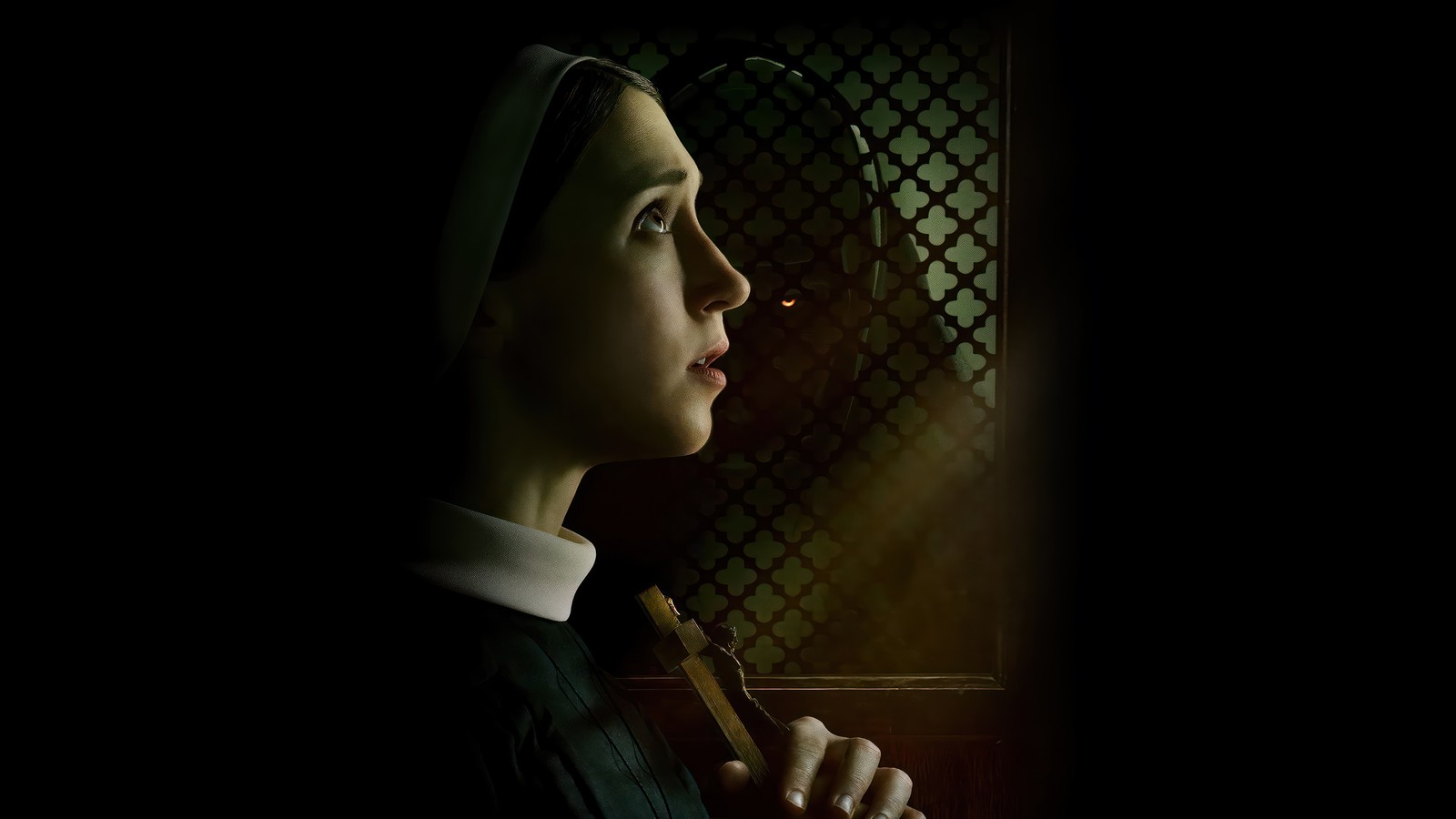 Размытое изображение монахини с битой в темной комнате (монахиня 2, the nun 2, ужас, фильм, 2023)